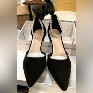 EUC - Unbranded size 41 black faux suede, chunky-heeled dress pump